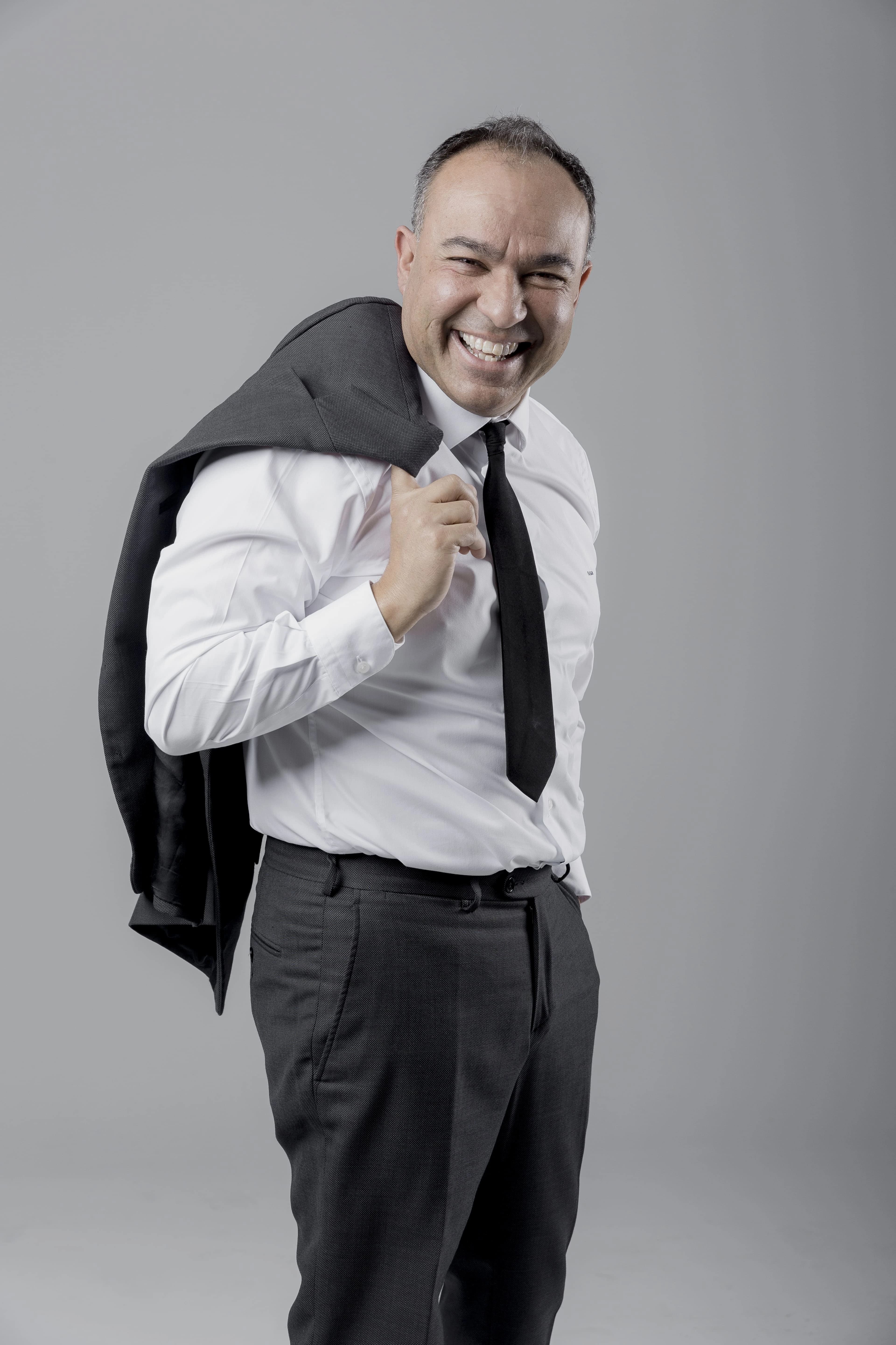 Maestro Florido con traje